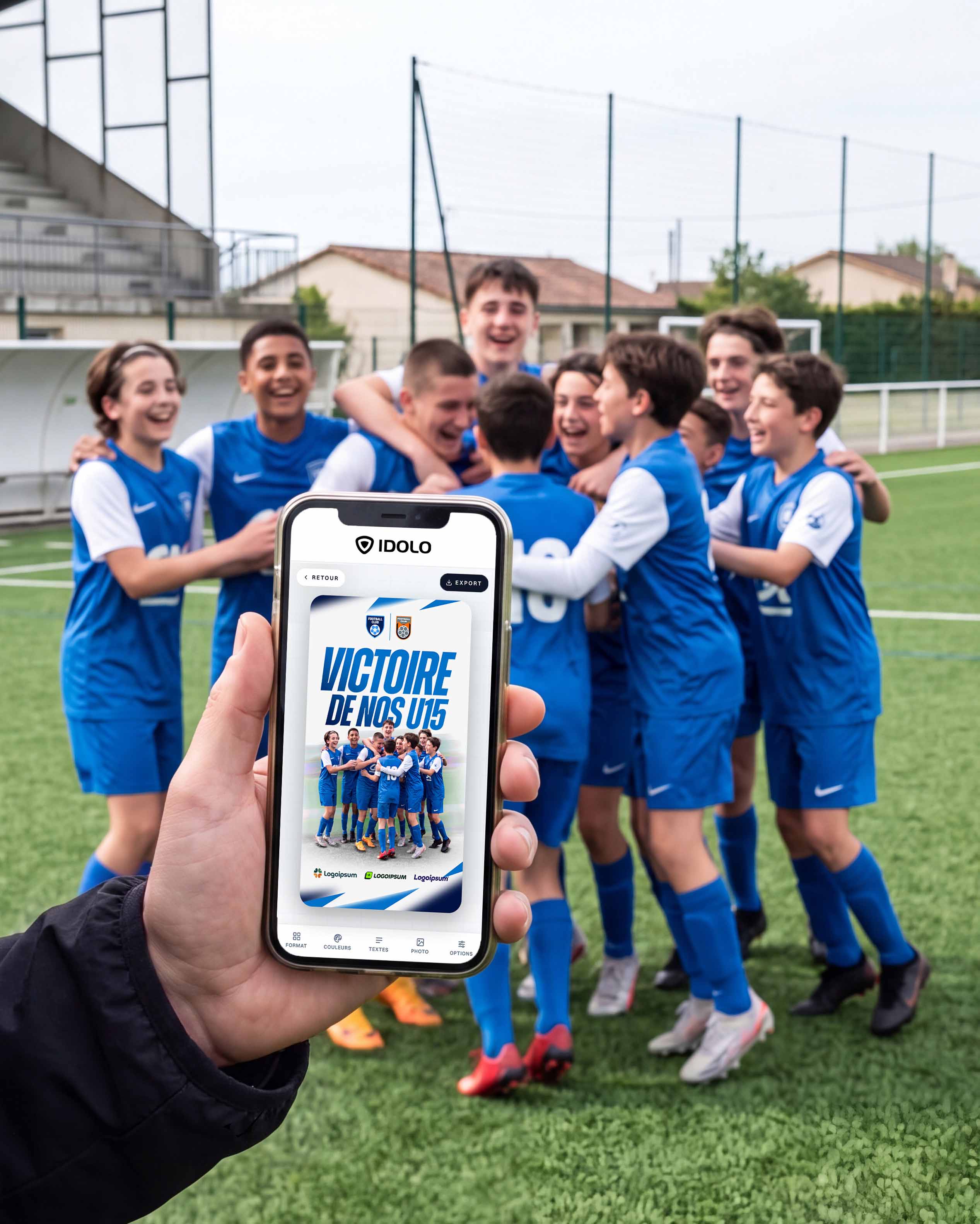 Responsable communication filmant un match de jeunes au bord du terrain