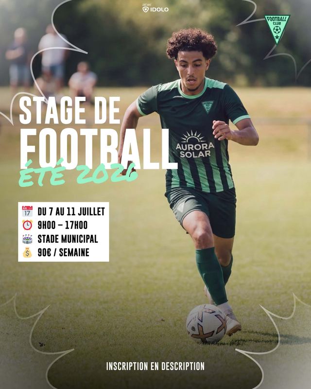 Affiche de stage de football d'été avec la photo d'un jeune joueur balle au pied et les informations pratiques